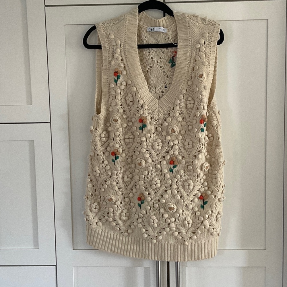 Zara Beige Knit V-Neck Sweater Vest with 3-D Accents size medium
